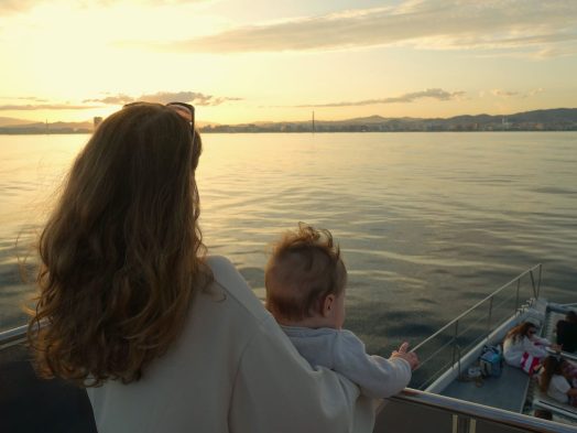 Mère et bébé sur un bateau à Malaga au coucher du soleil.